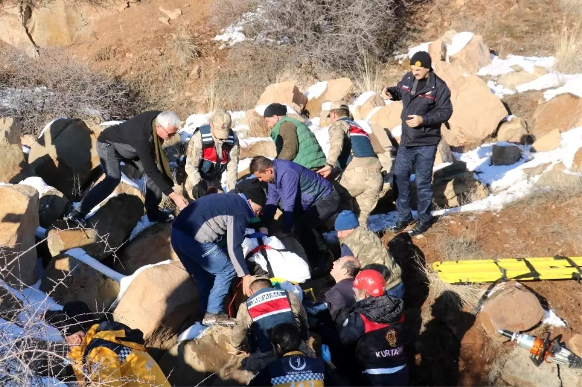 Ticari taksi şarampole uçtu: 2 ölü, 1 yaralı