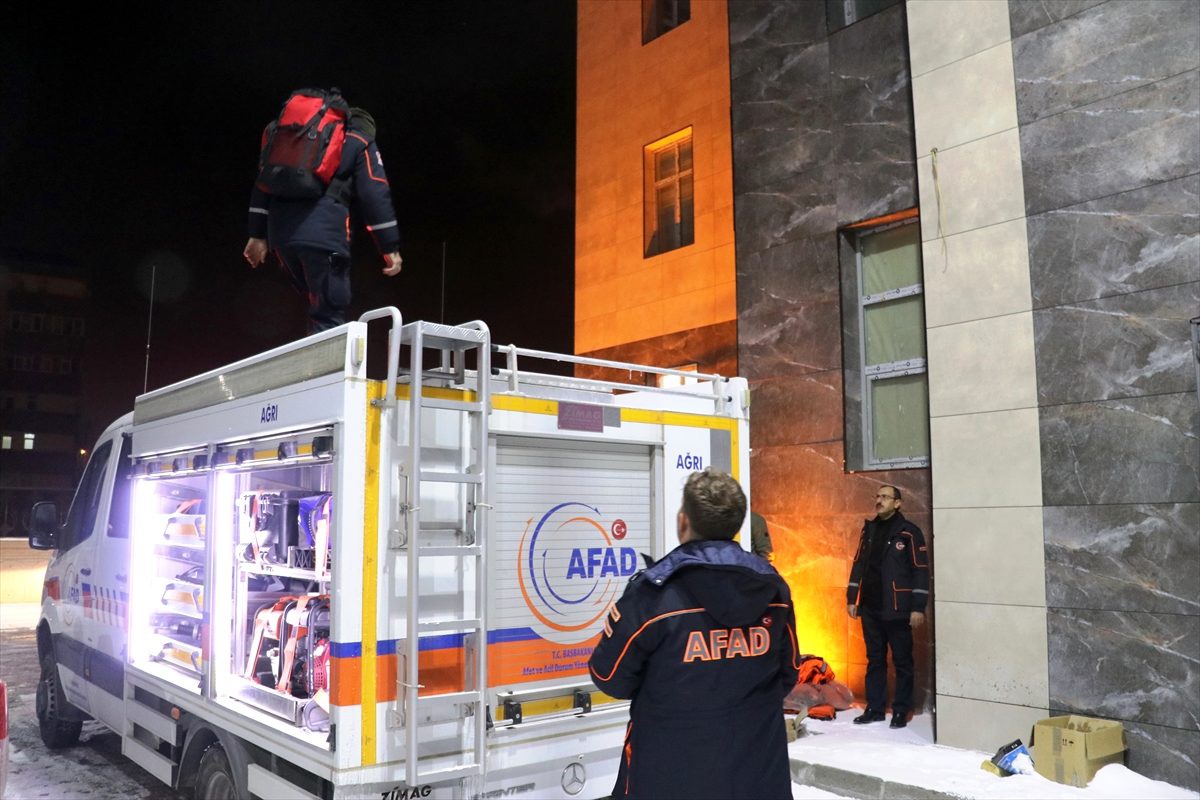 Tunceli\'den deprem bölgesine 2 skorsky helikopter gönderildi