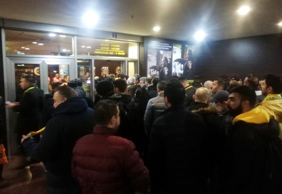 Turnikeler çalışmadı, taraftar stada giremedi