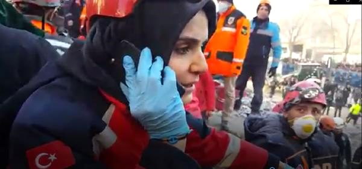 Umke görevlisi, enkaz altındaki Azize ile telefon bağlantısı yaptı