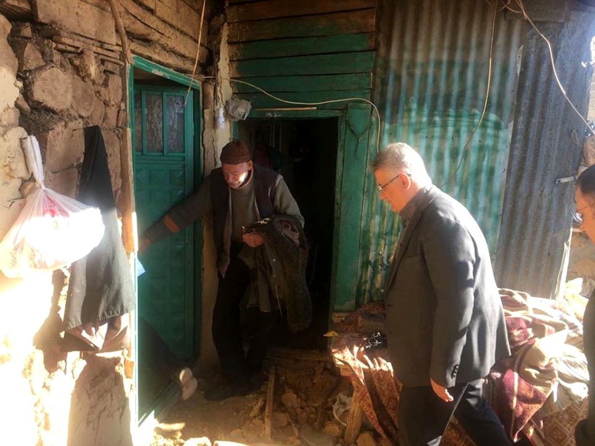 Vali Aykut Pekmez depremin hasar verdiği bölgede incelemede bulundu