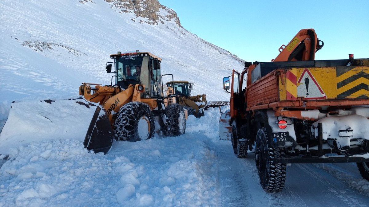 Van-Bahçesaray yolu ulaşıma açıldı