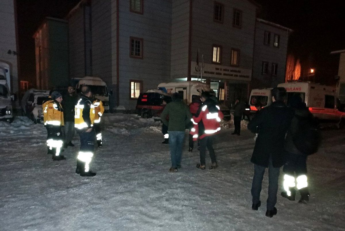 Van\'dan 32 kişilik sağlık ekibi Elazığ\'a gitti