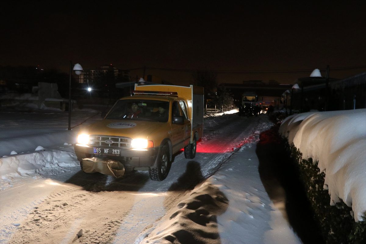 Van ve Muş\'tan Elazığ\'a arama kurtarma ekibi ve çadır gönderildi