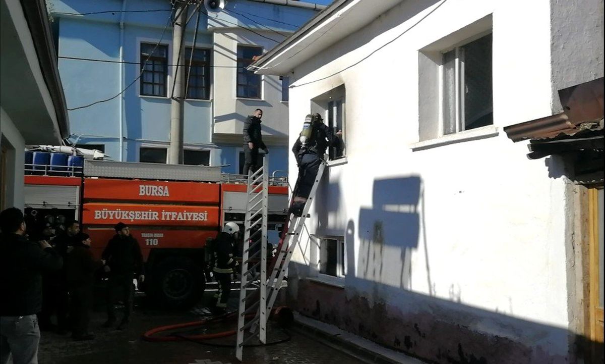Yangına müdahale eden itfaiyecinin başına merdiven düştü