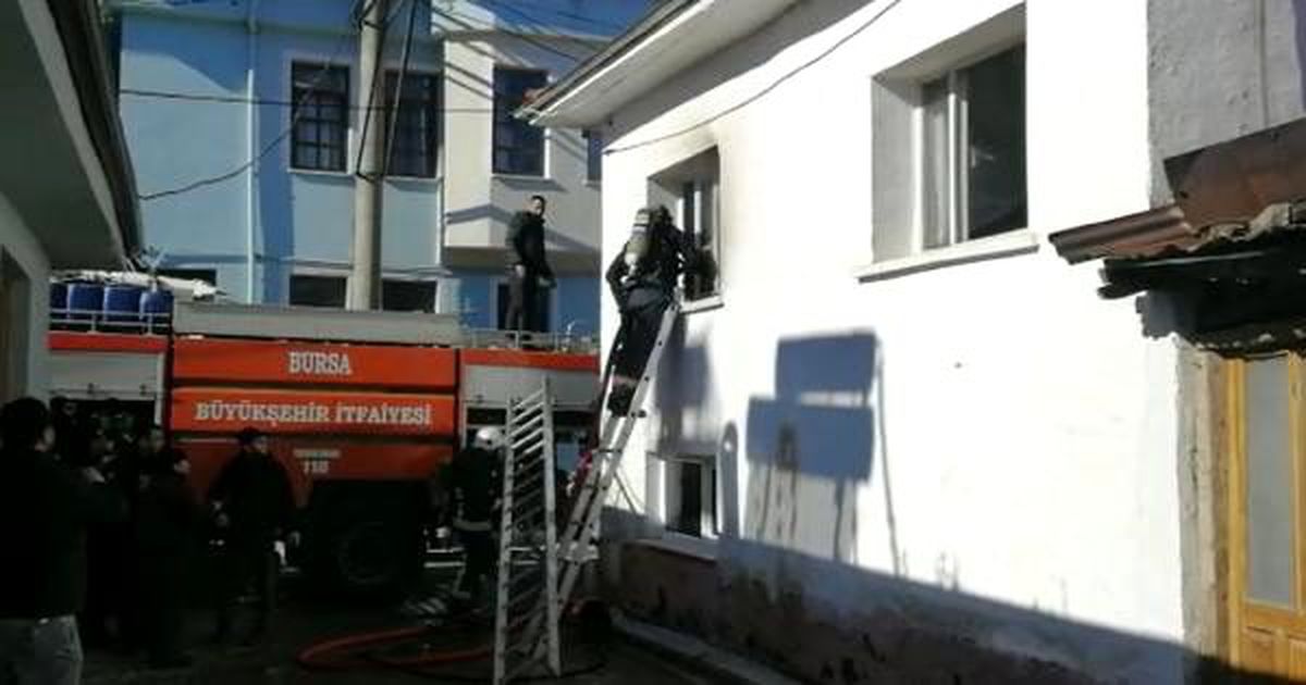 Yangını söndüren itfaiye erinin başına merdiven düştü