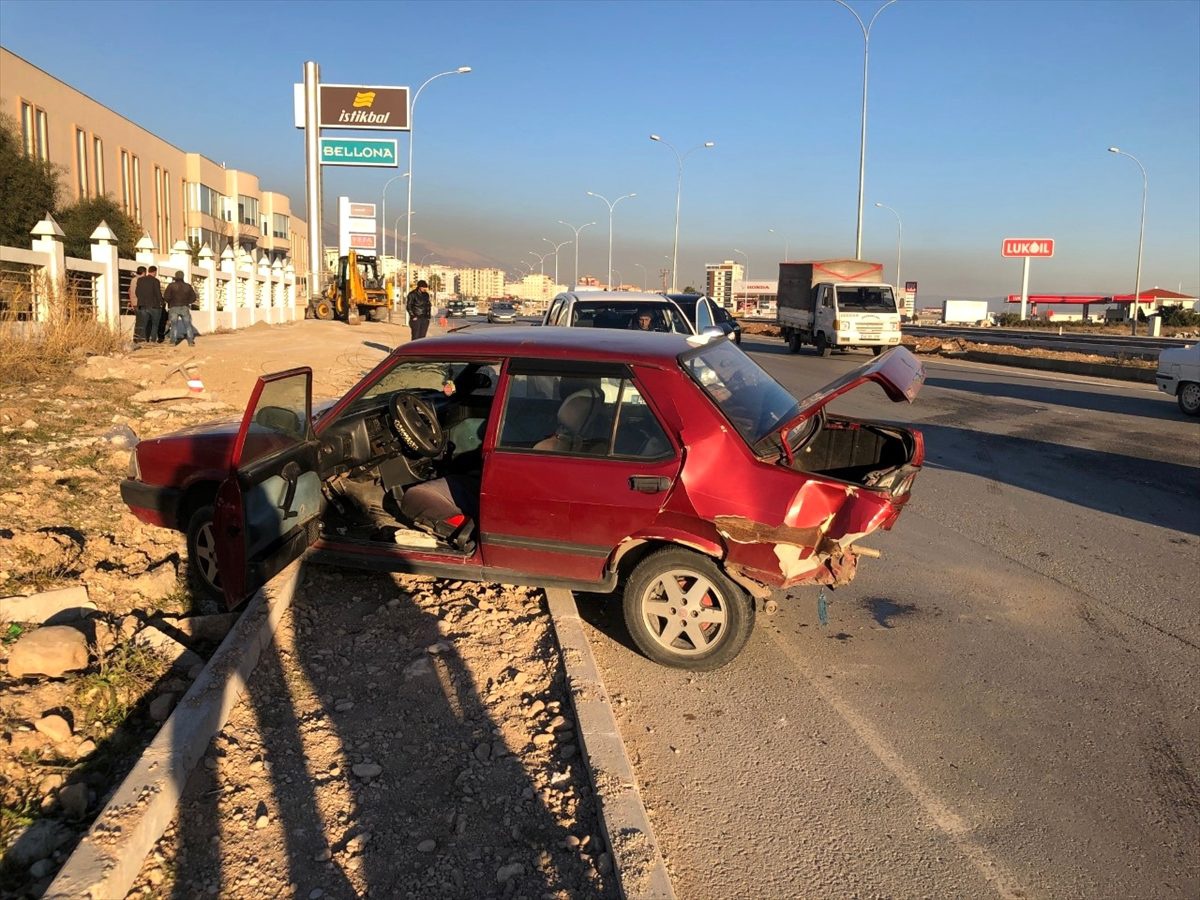 Zincirleme trafik kazasından yaralanmadan kurtuldular