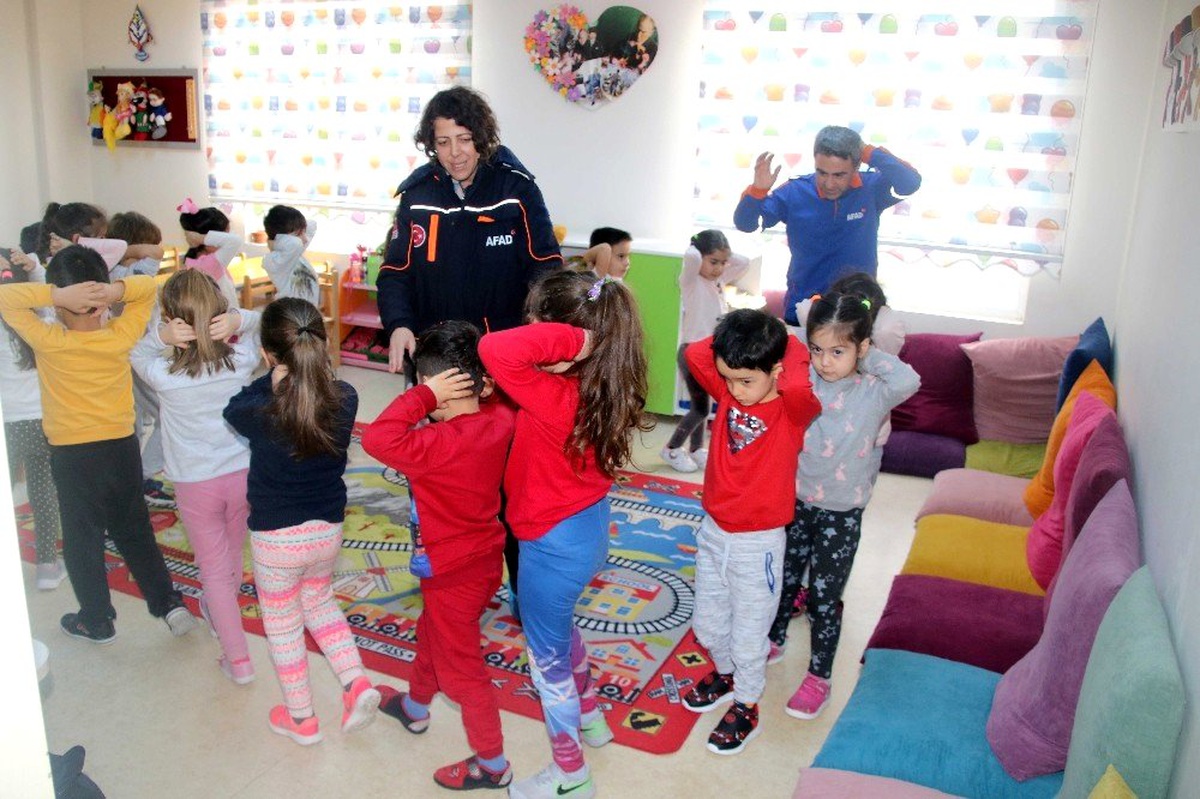 AFAD\'dan kreş çocuklarına çök, kapan, tutun eğitimi