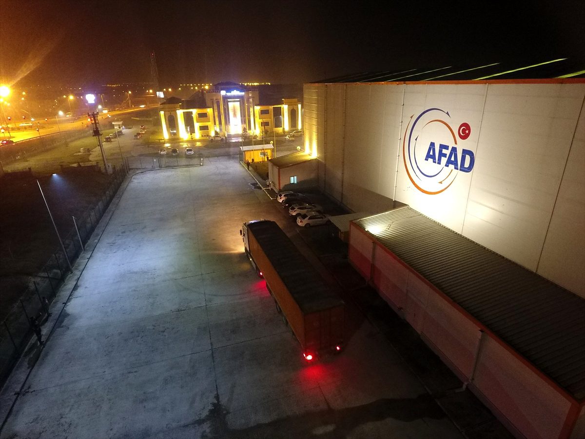 AFAD\'ın Düzce deposundan Elazığ\'a 1 tır battaniye gönderildi