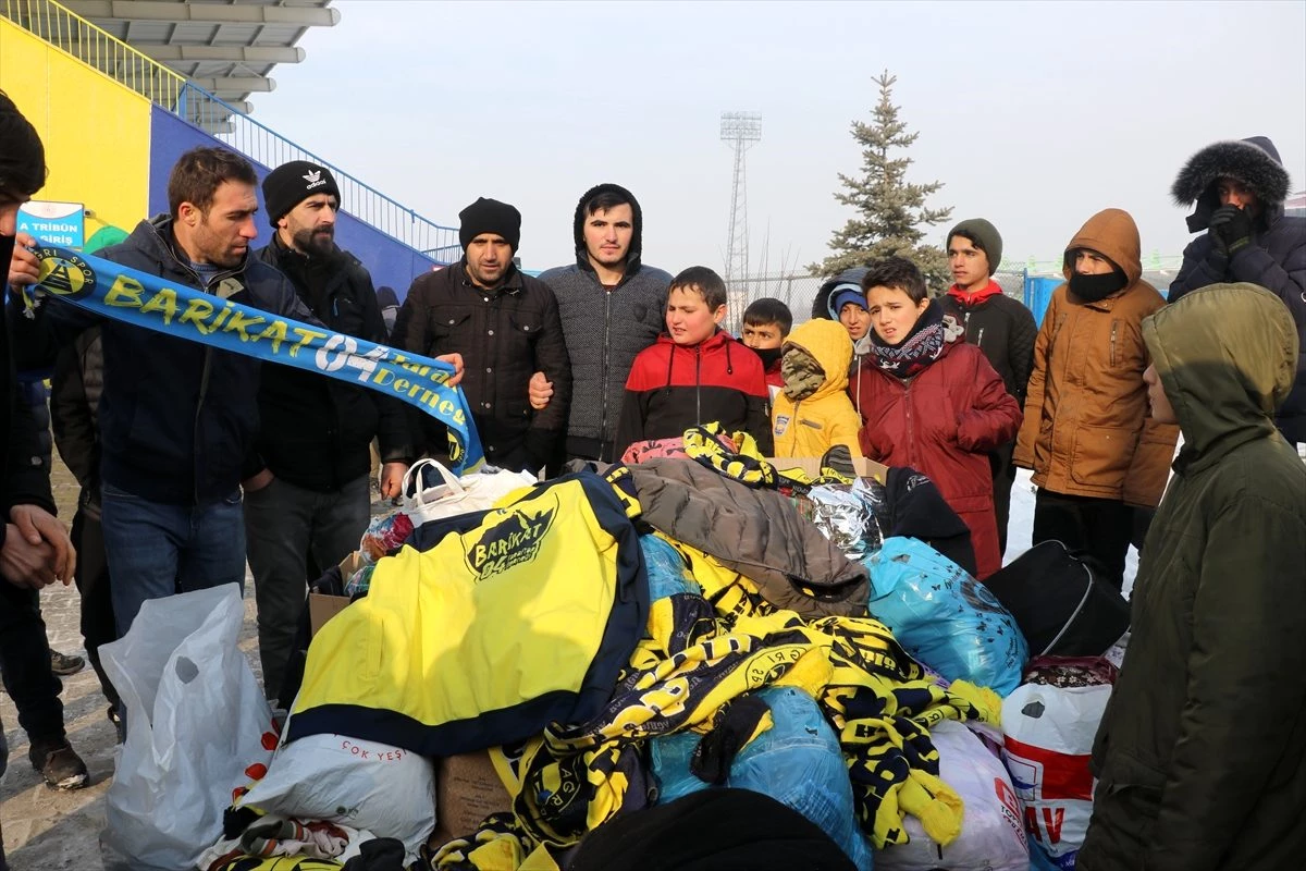 Ağrılı taraftarlardan Elazığ\'a giysi ve gıda yardımı