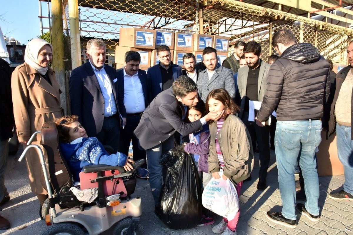 AK Parti Adana İl Başkanlığı\'ndan Elazığ\'a yardım tırı