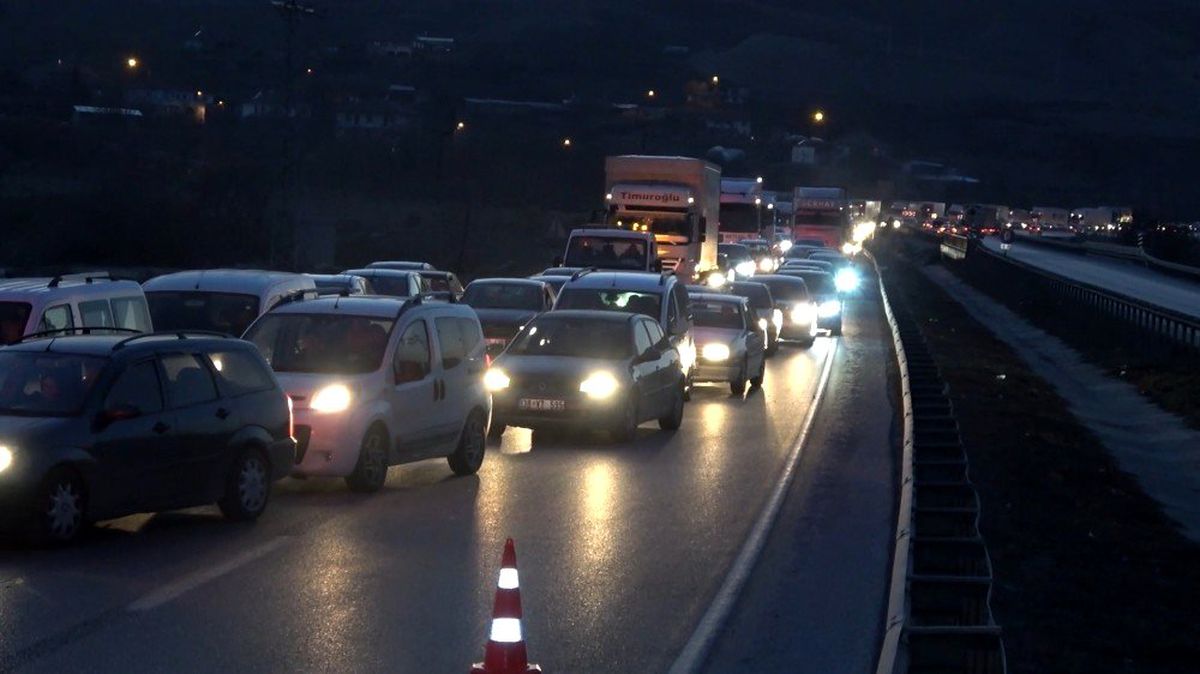 Ankara-Samsun kara yolunda tır devrildi, kilometrelerce araç kuyruğu oluştu
