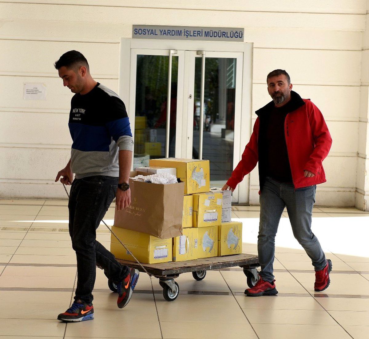 Antalya\'dan 5 kamyon yardım malzemesi Elazığ için yola çıktı