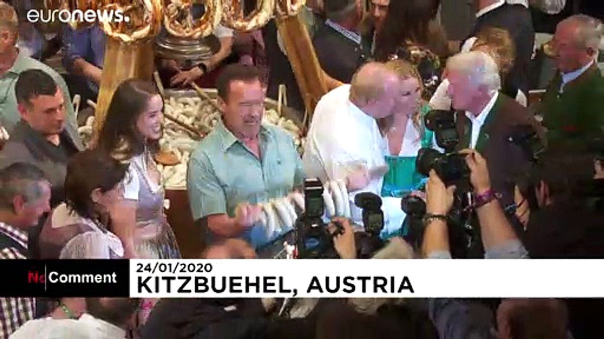Arnold Schwarzenegger\'den Avusturya\'da kayak ve Weisswurst sosisi keyfi
