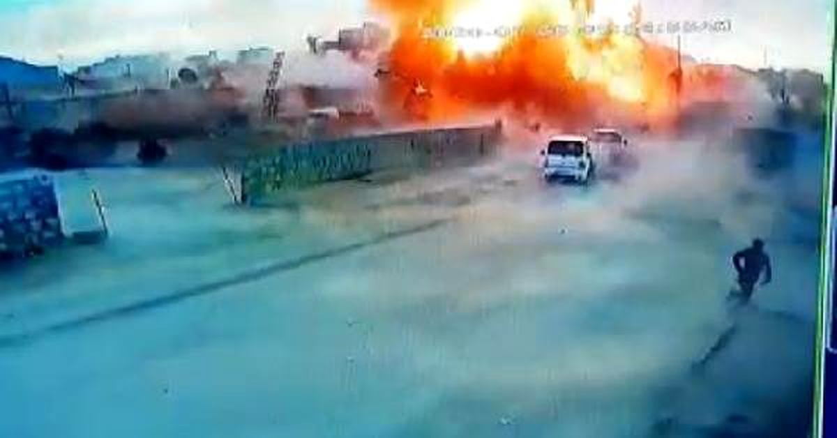Azez\'de PKK/YPG\'li teröristlerden bomba yüklü kamyonetle saldırı:  7 ölü