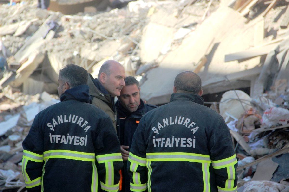 Bakanlar Soylu ve Koca ile Binali Yıldırım, deprem bölgesinde incelemelerde bulundu