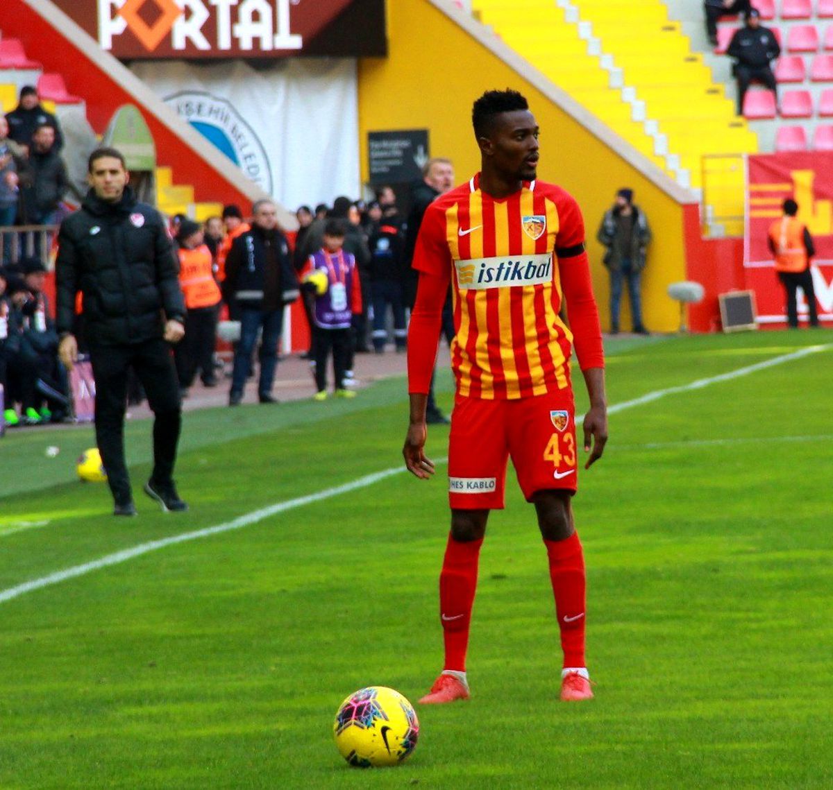Bernard Mensah kart cezalısı