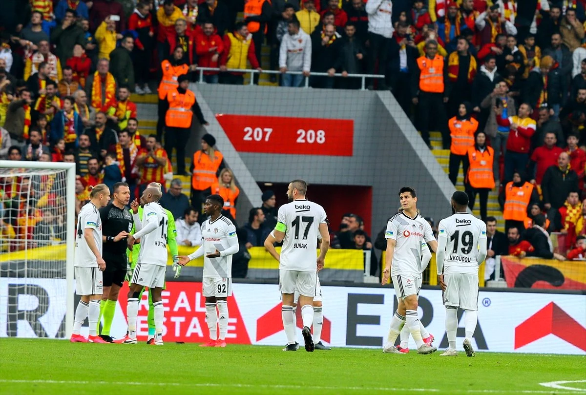 Beşiktaş taraftarı, hakem kararlarına tepki gösterdi! Kural hatası iddiası gündeme geldi