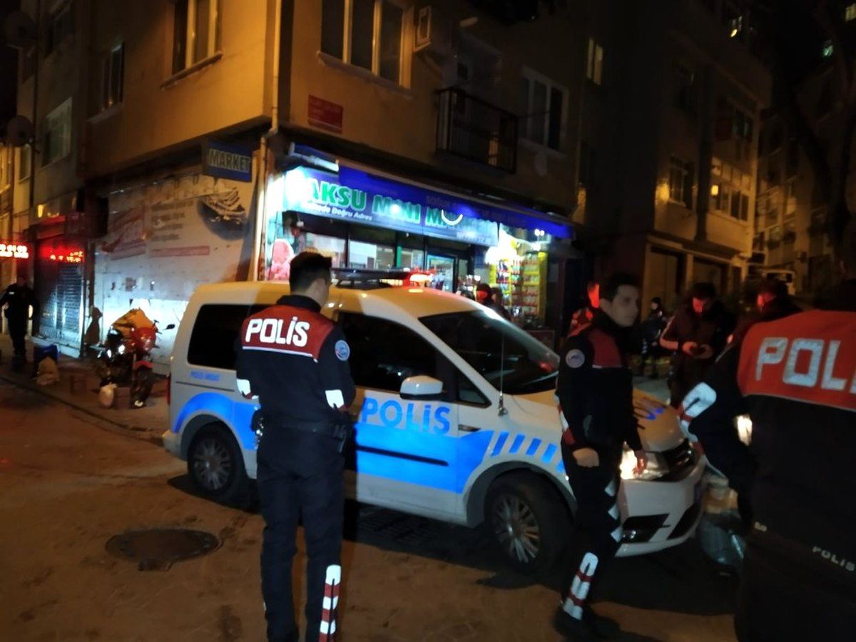 Beyoğlu\'nda sokak ortasındaki kavga kanlı bitti: 1 yaralı
