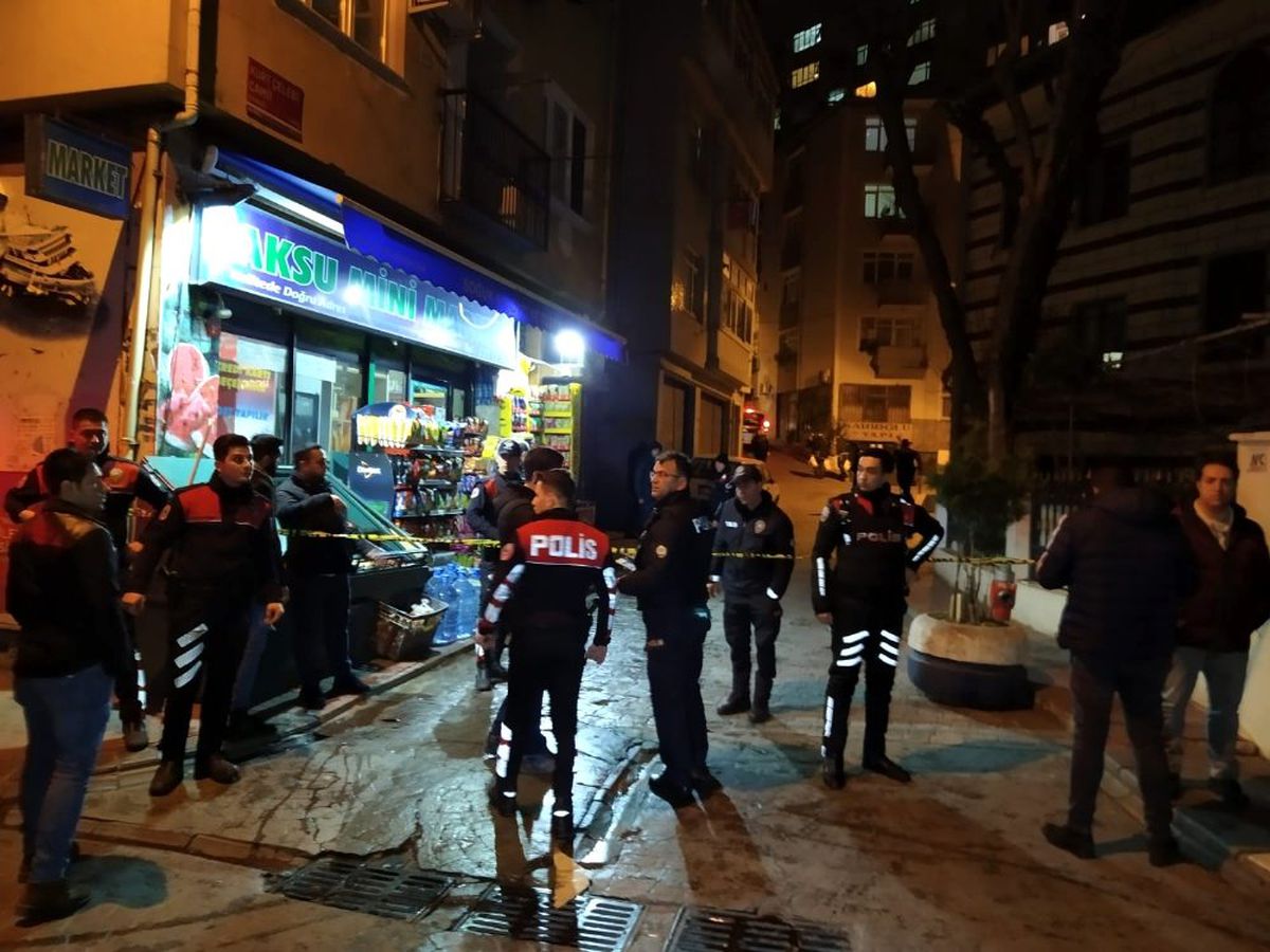 Beyoğlu\'nda sokak ortasındaki kavga kanlı bitti: 1 yaralı