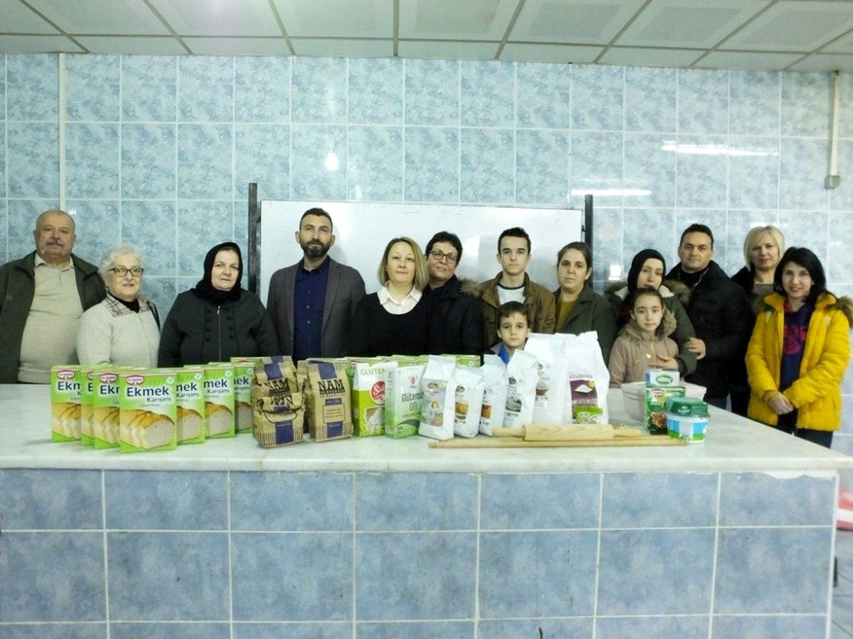 Burhaniye\'de çölyaklılar glutensiz undan börek, helva yapmayı öğrendi