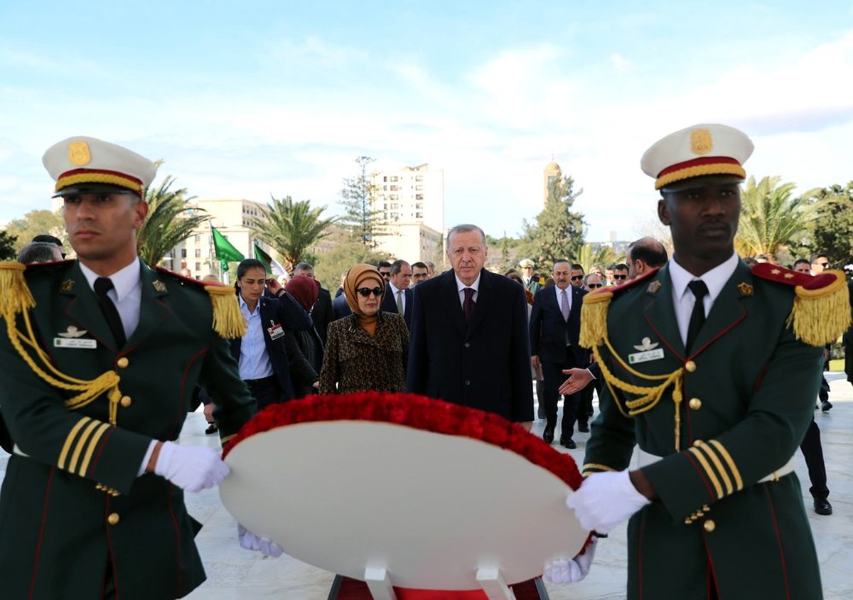 Cumhurbaşkanı Erdoğan Cezayir\'de Şehitler Abidesi\'ni ziyaret etti