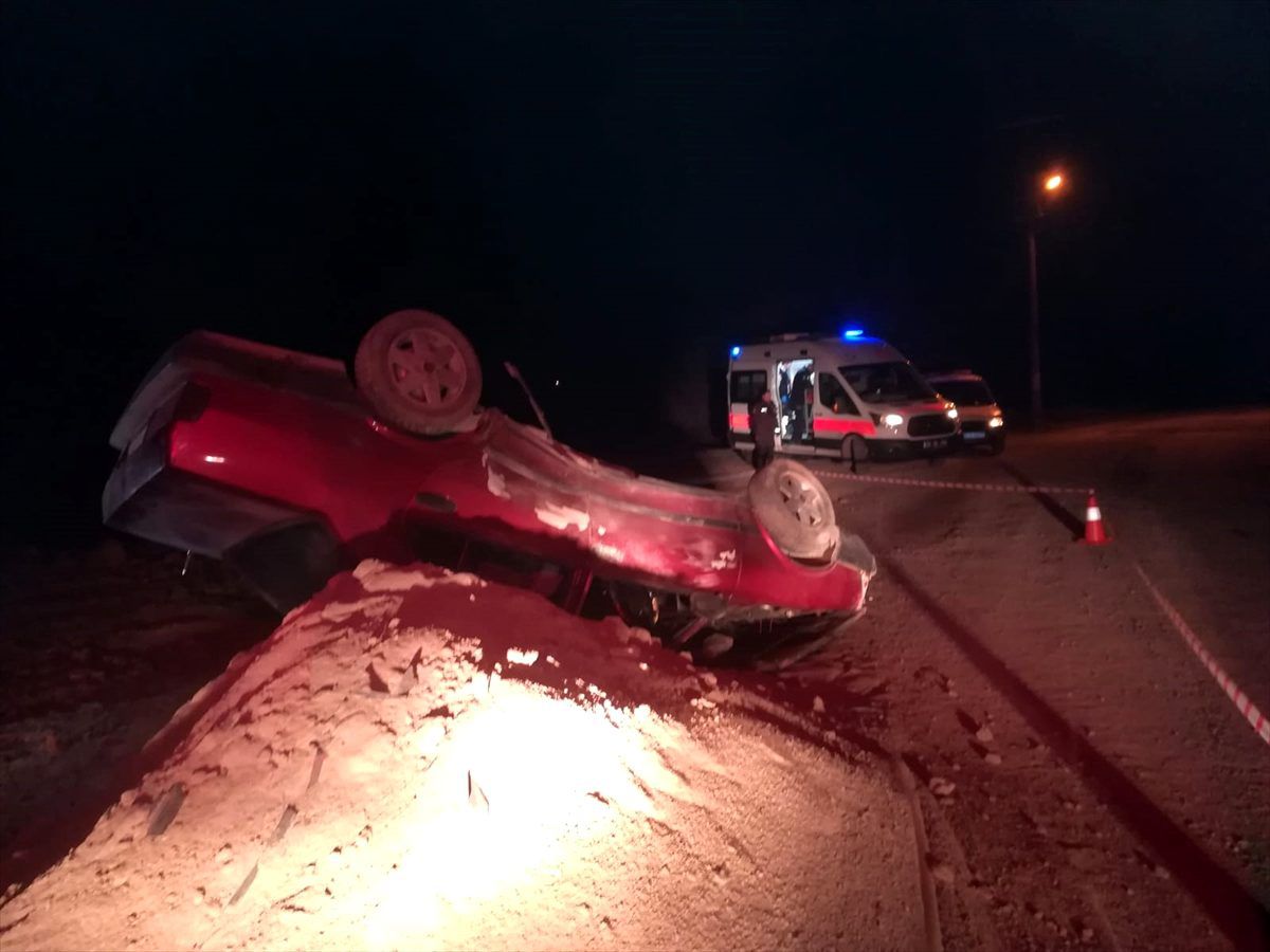 Denizli\'de otomobil kum yığınına çarparak devrildi: 1 ölü, 1 yaralı