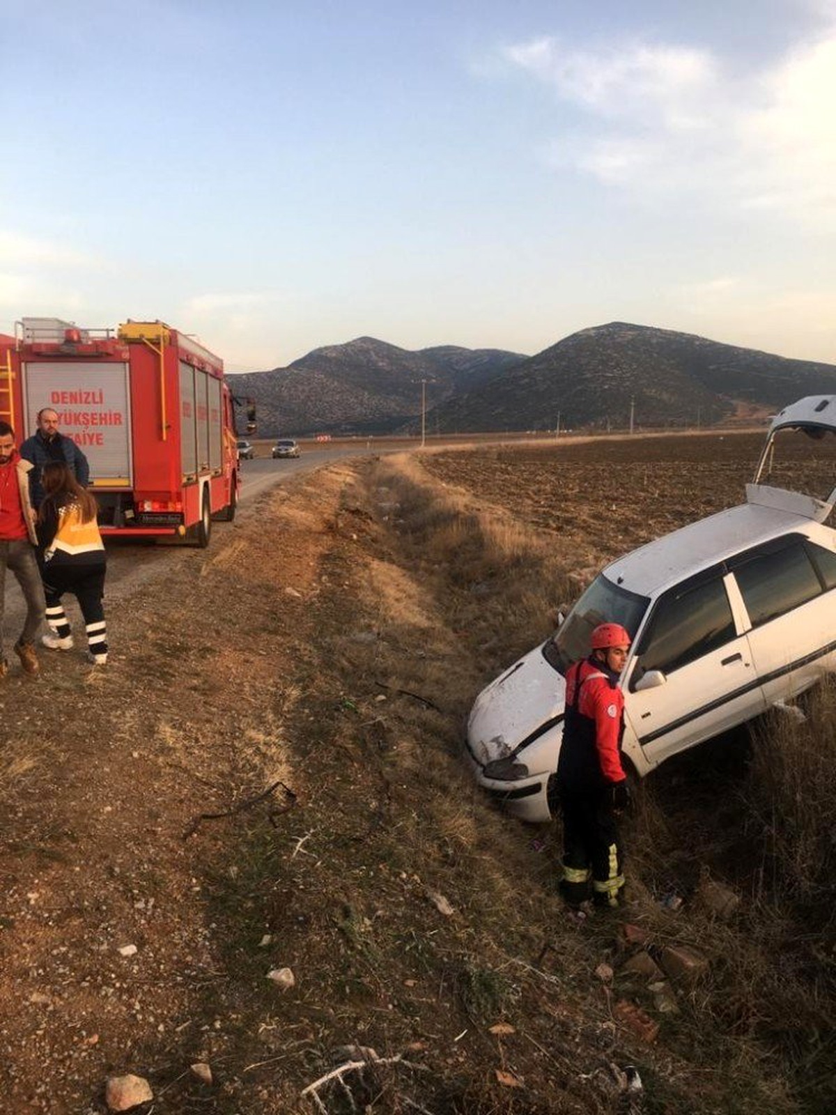 Denizli\'de otomobil şarampole girdi: 2 çocuk yaralı