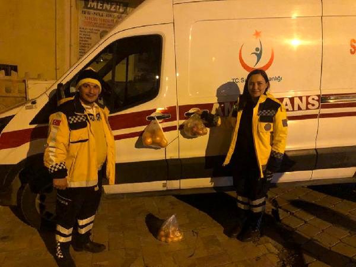 Deprem bölgesinde, sağlıkçılar için ambulans kapısına meyve poşeti astılar