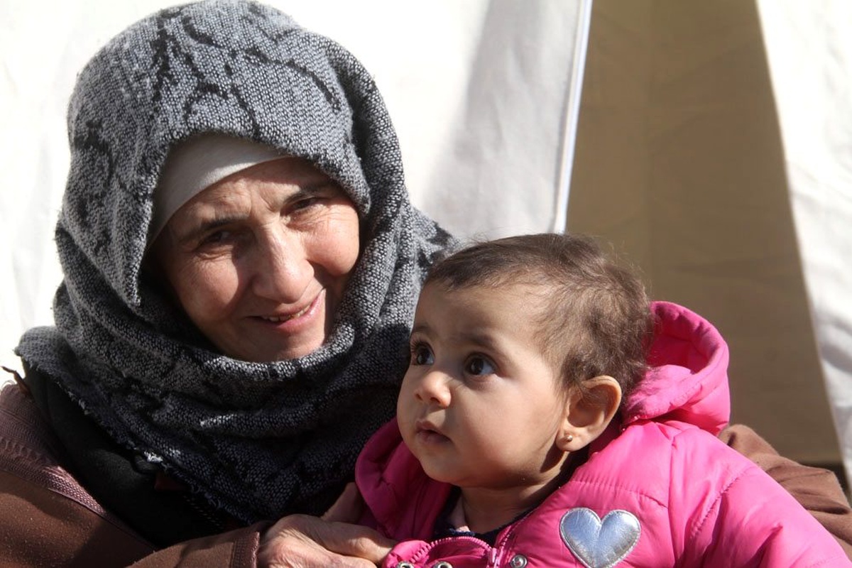 Depremden etkilenen vatandaşlar \'çadır kentlerde\' yaşıyor
