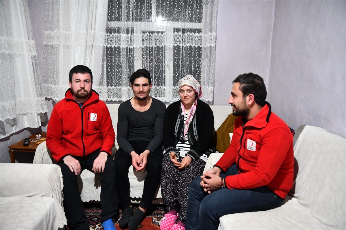 Depremzedeleri kurtaran Suriyeli gencin ailesine kavuşması için harekete geçildi