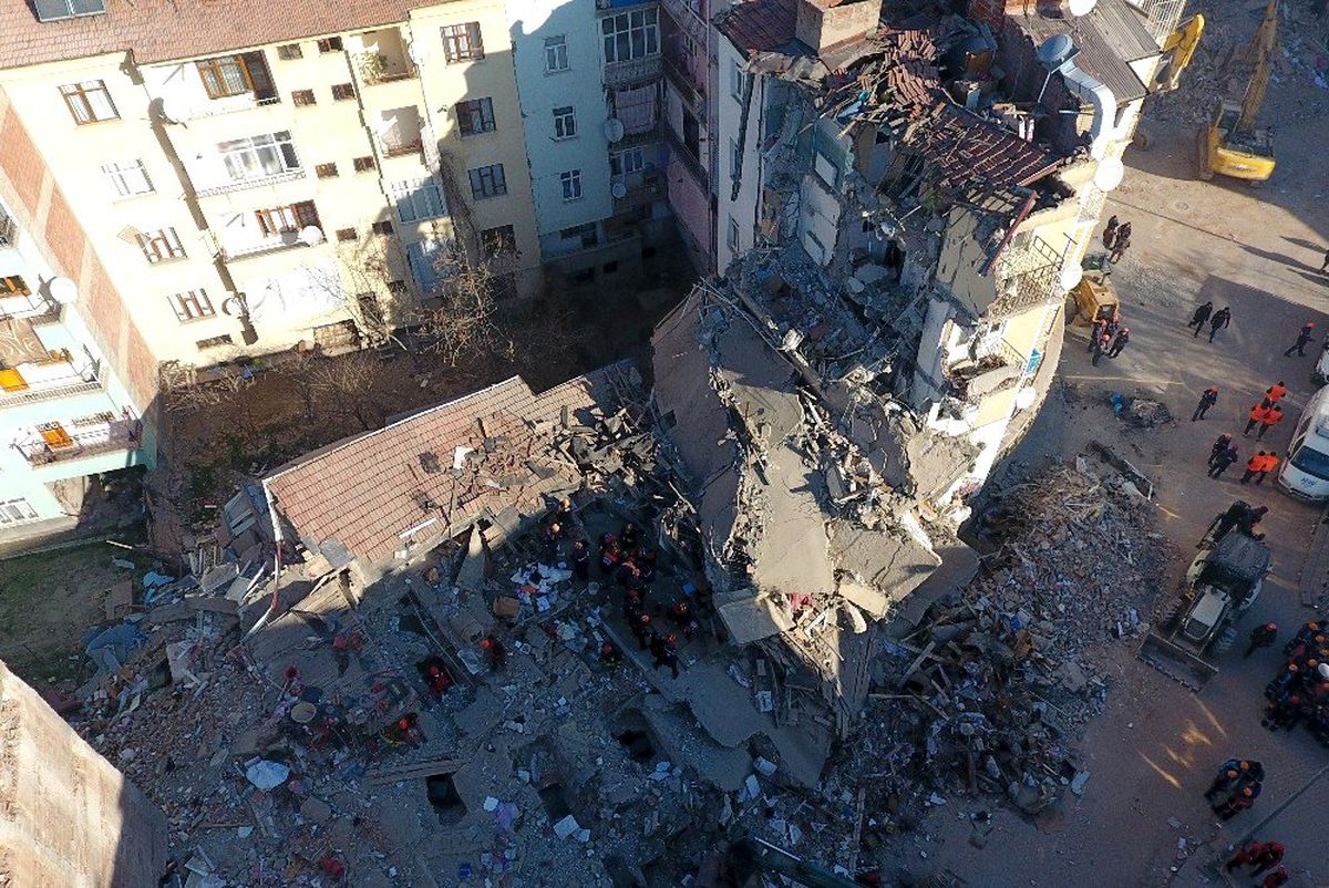 Elazığ\'da arama kurtarma çalışmaları drone ile görüntülendi