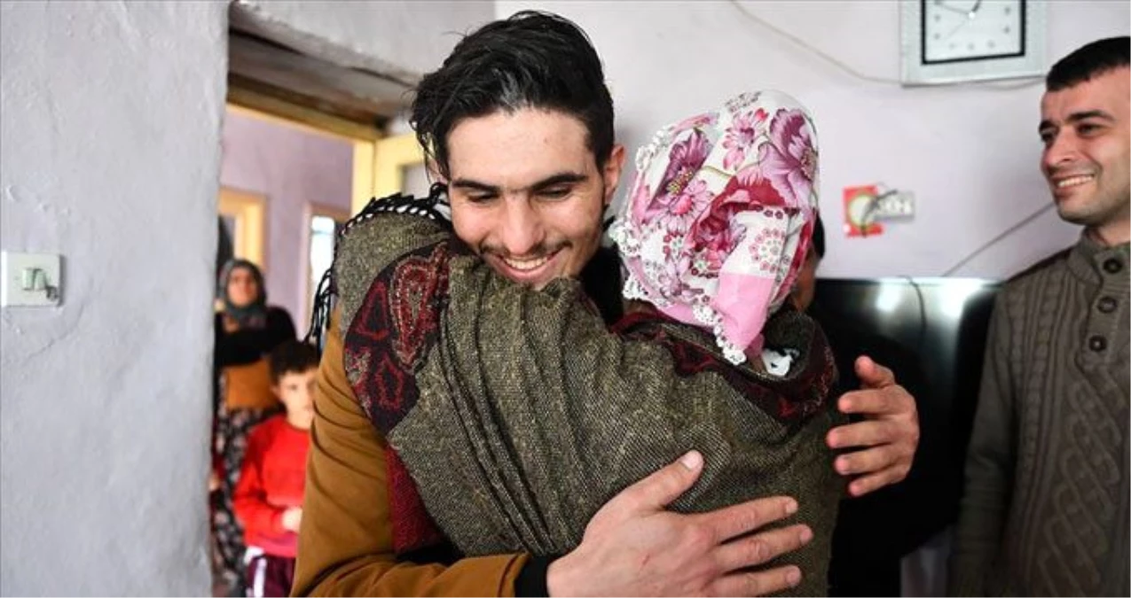 Kızılay, depremzedeleri kurtaran Suriyeli Mahmud\'u ailesine kavuşturmak için harekete geçti