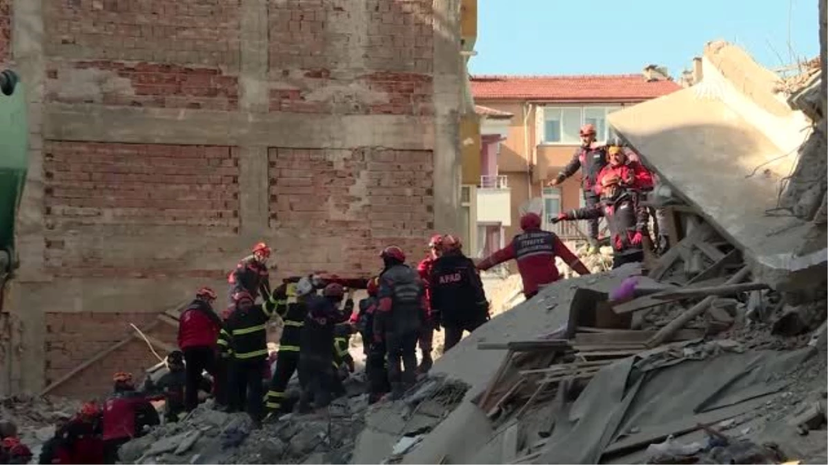 Elazığ\'daki deprem - Mustafa Paşa Mahallesi\'nde arama kurtarma çalışmaları sürüyor (3)