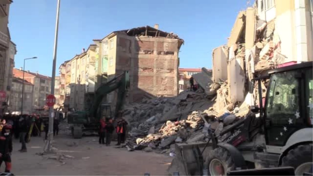 Elazığ\'daki deprem - Mustafa Paşa Mahallesi\'nde arama kurtarma çalışmaları sürüyor (4)