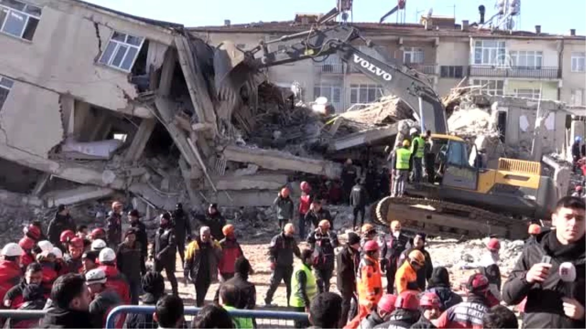 Elazığ\'daki deprem - Sürsürü Mahallesi\'nde arama kurtarma çalışmaları sürüyor (6)