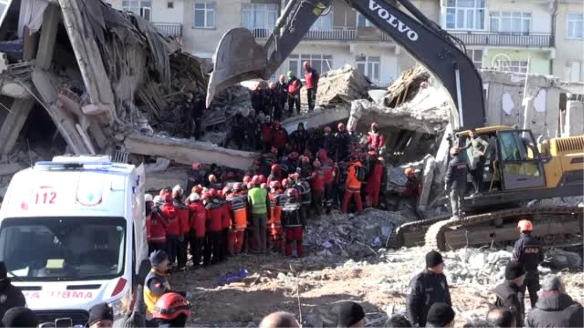 Elazığ\'daki deprem - Sürsürü Mahallesi\'nde yıkılan binada çalışmalar devam ediyor (5)