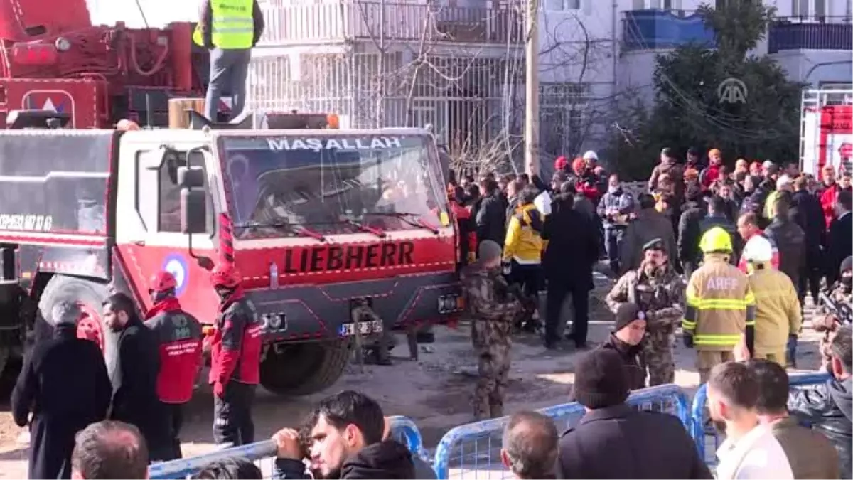 Elazığ\'daki deprem - Sürsürü Mahallesi\'nde yıkılan binada çalışmalar devam ediyor (7)