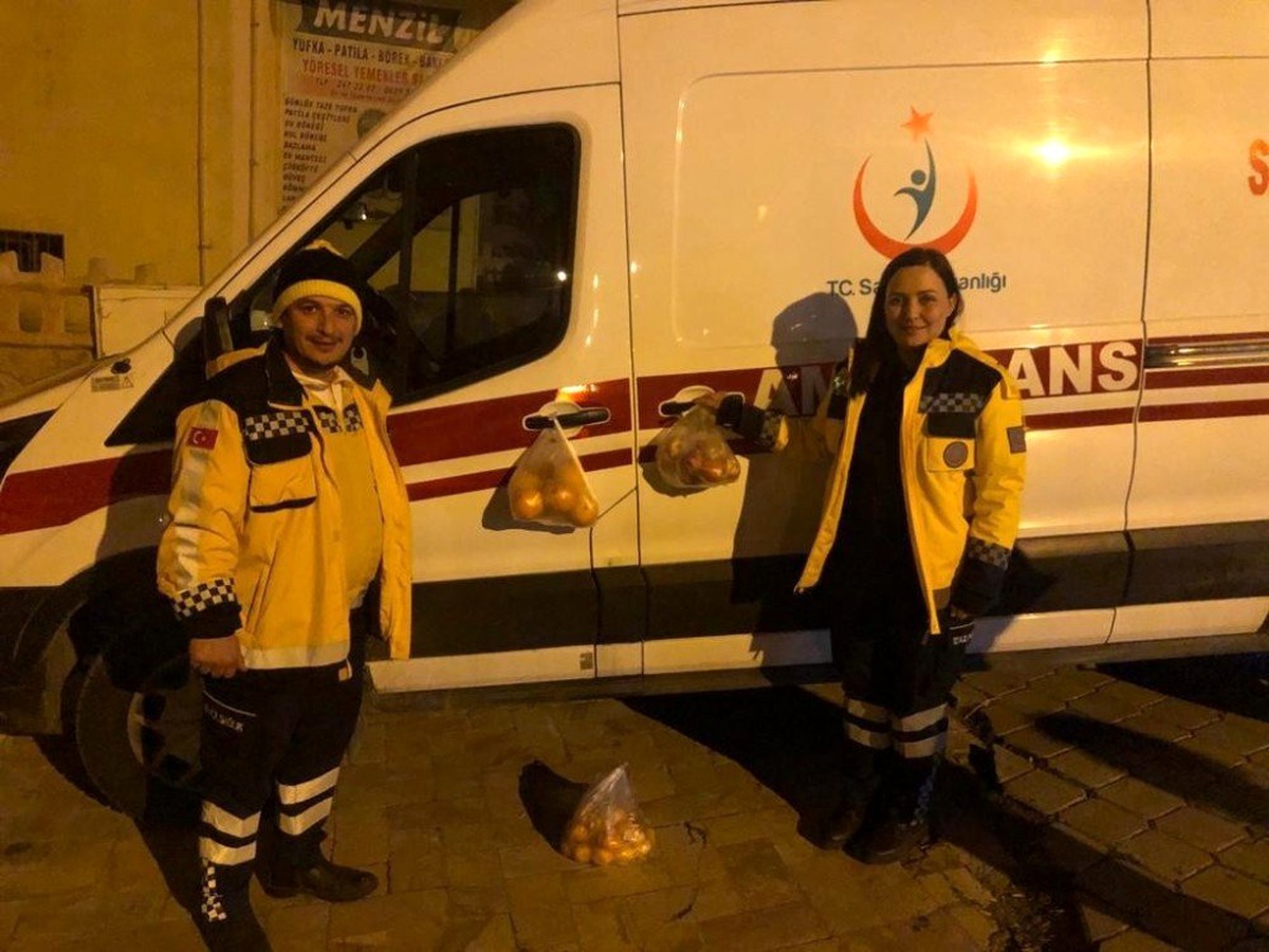Elazığlılardan sağlık ekibini duygulandıran görüntü