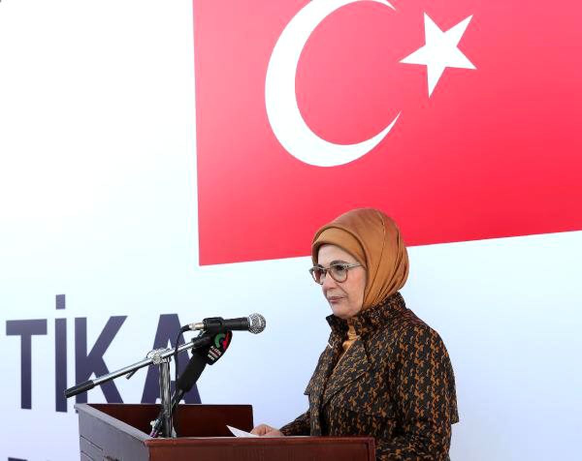 Emine Erdoğan, Cezayir\'de bilgisayar sınıfının açılışını yaptı