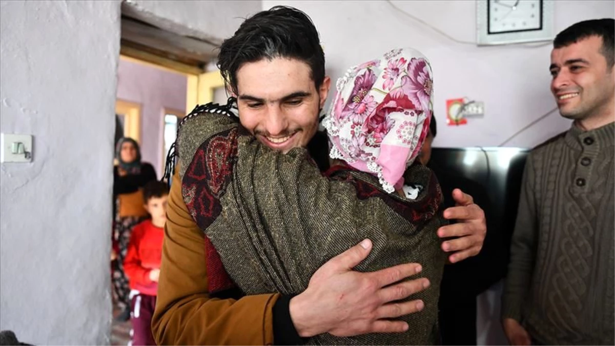 Enkaz altında kalan karı kocayı büyük çaba göstererek kurtaran Suriyeli genç, kurtardığı çiftle görüştü