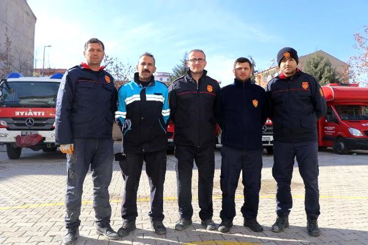 Enkazdan 24\'üncü saatte annesiyle kurtarılan Nüsra, \'acıyor\' diye seslenmiş