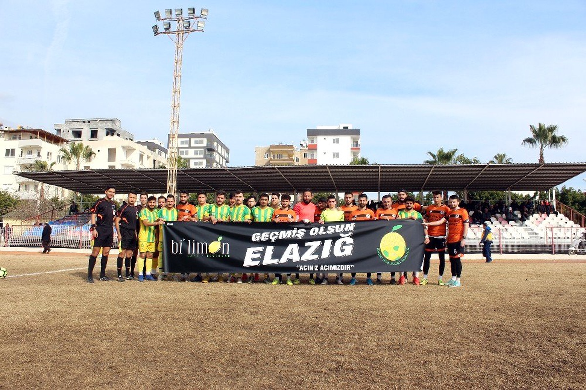 Erdemli\'de futbolcular açtıkları pankartla Elazığ depreminin acısını paylaştı