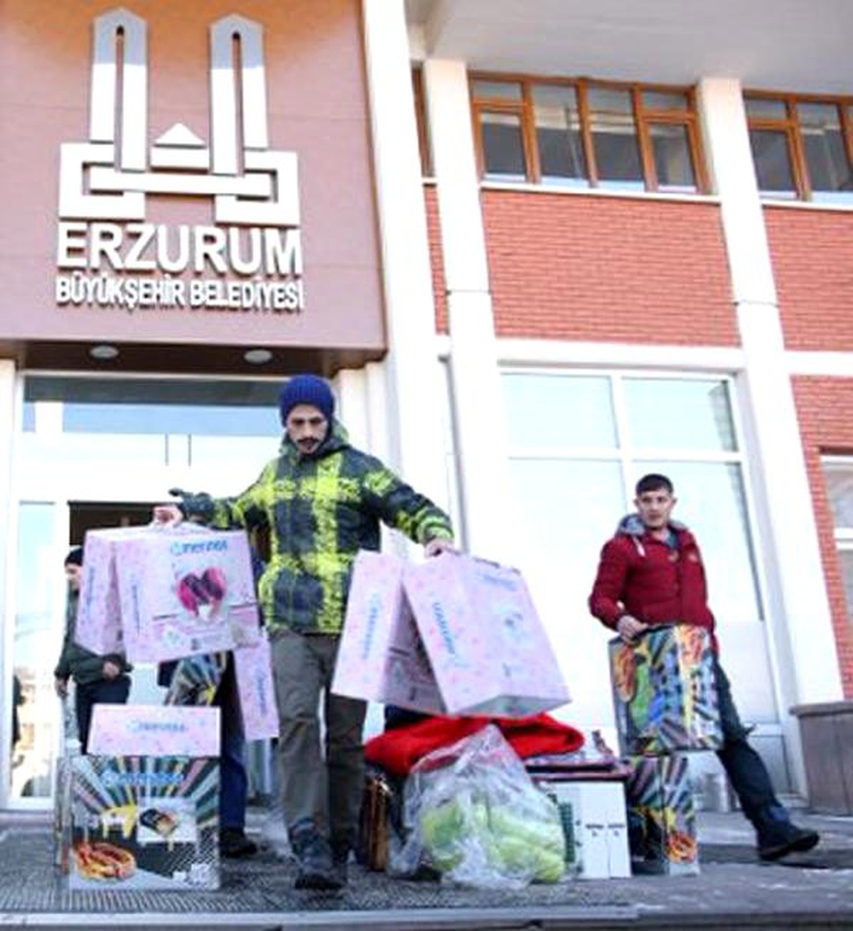 Erzurum\'dan deprem bölgesine 2 TIR dolusu yardım