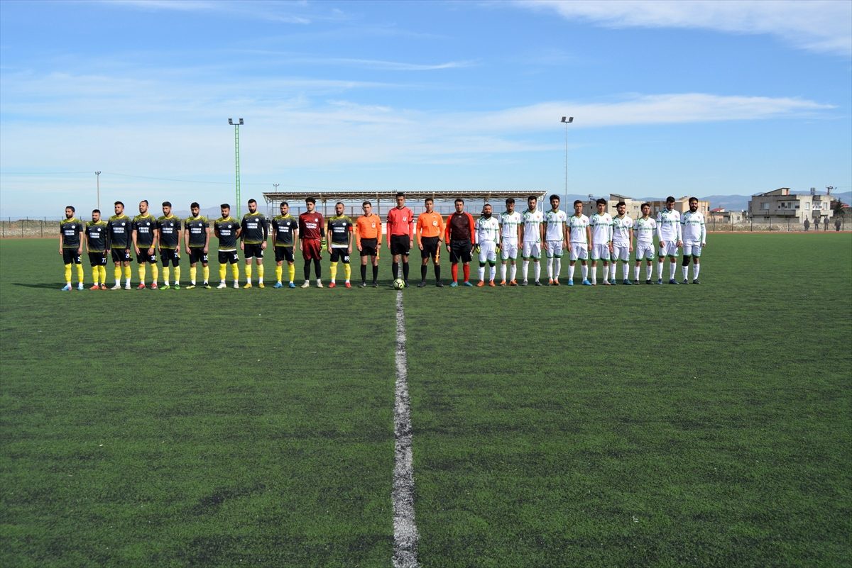 Gaziantep\'te futbolculardan Elazığ depreminde hayatını kaybedenler için saygı duruşu