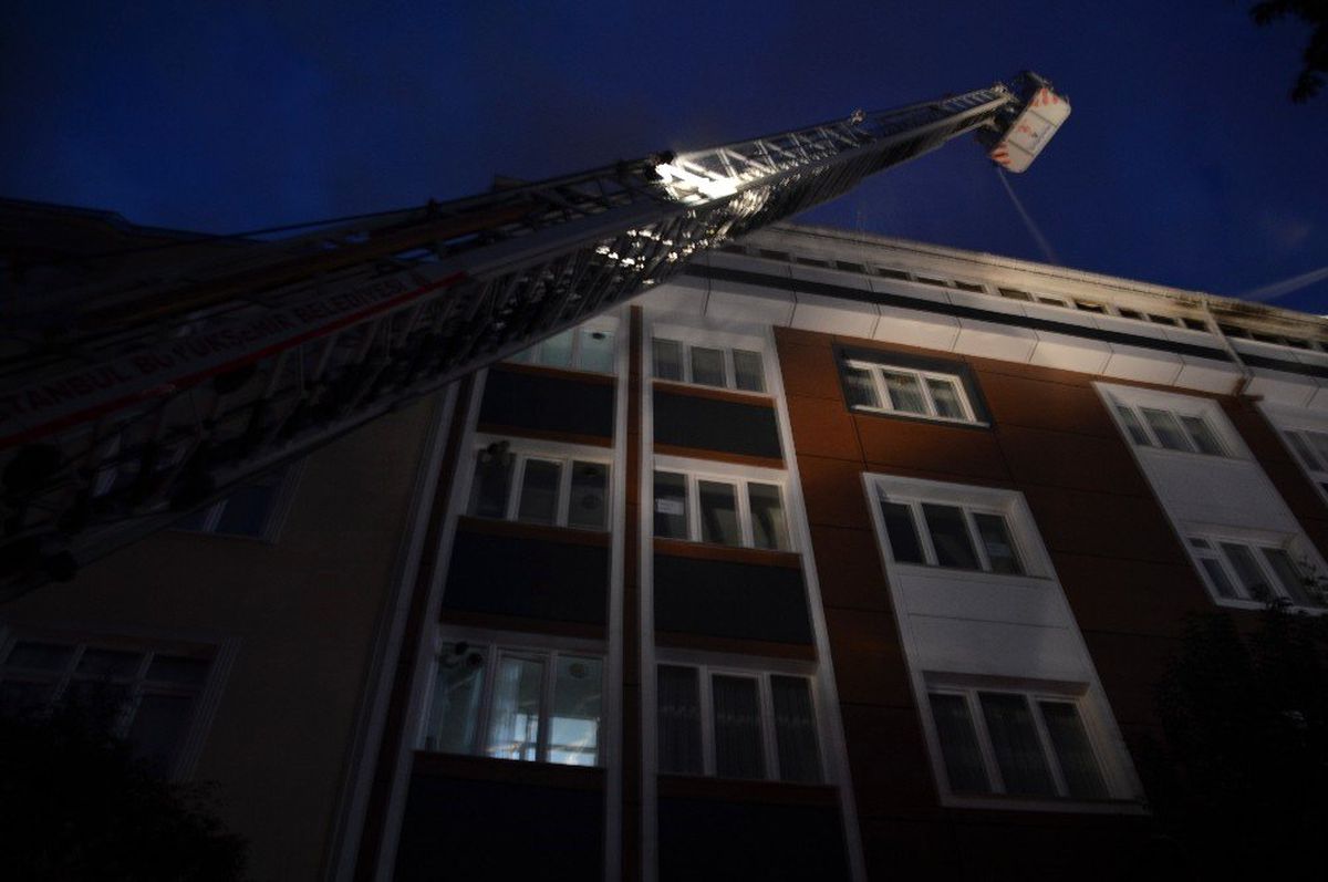 Gaziosmanpaşa\'da 4 katlı bir apartmanın çatısı alev alev yandı