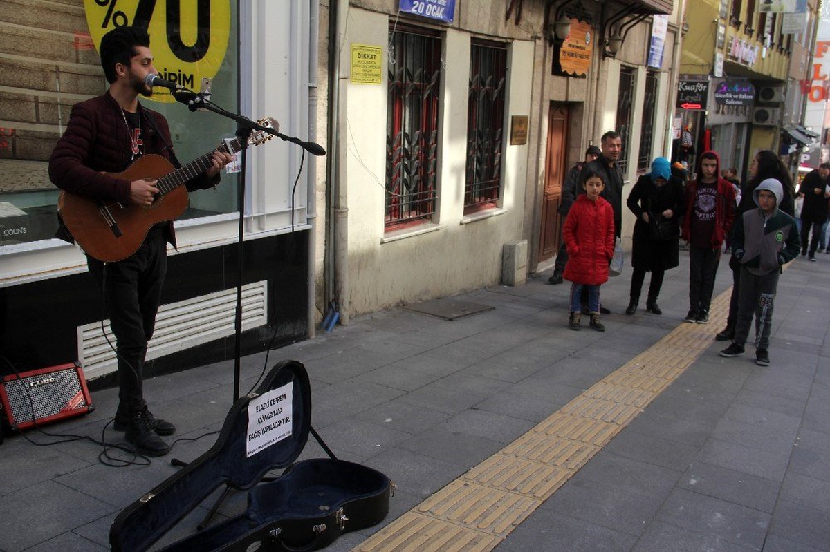 Giresun\'da sokak müzisyenleri depremzedeler için çaldı