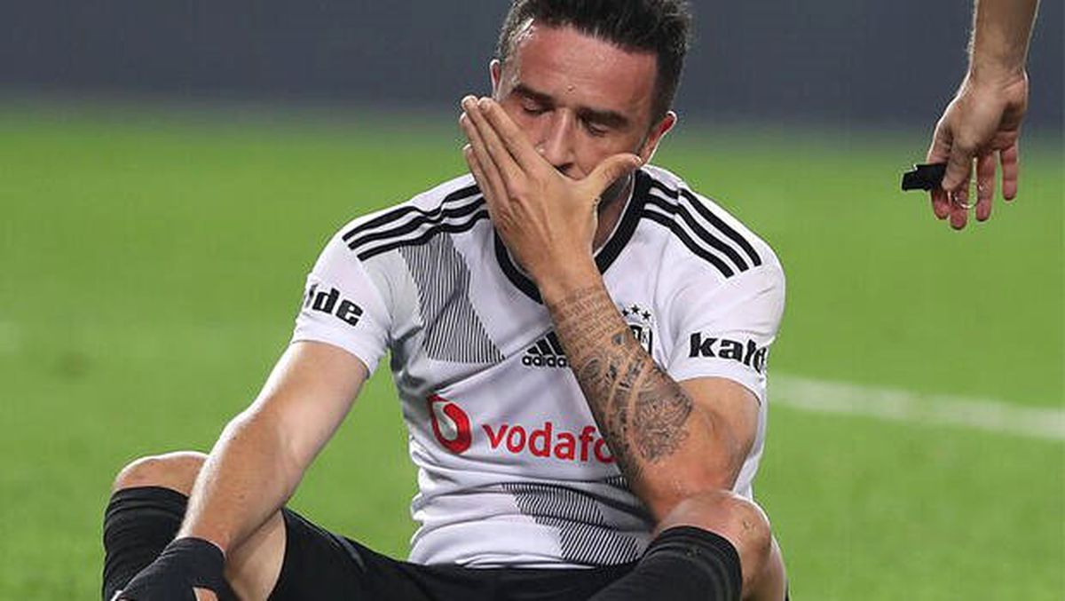 Göztepe - Beşiktaş maçı öncesi Gökhan Gönül\'den kötü haber