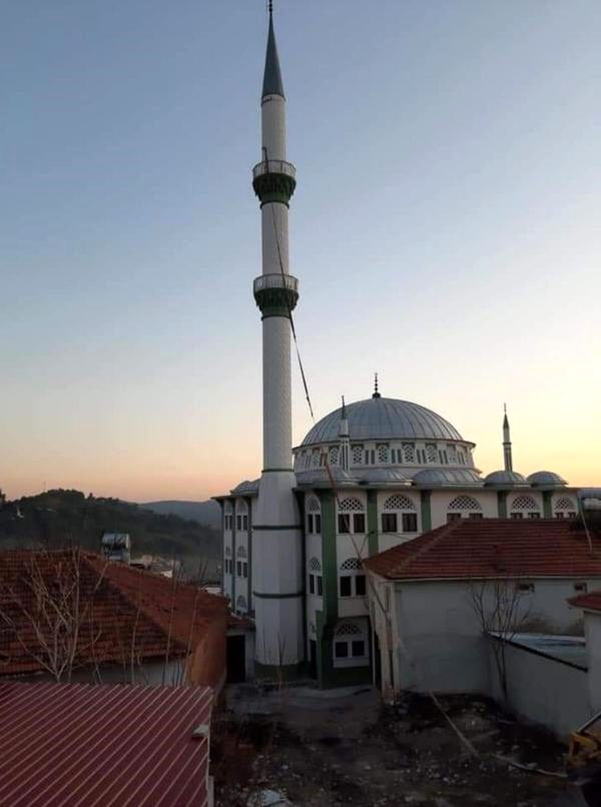 Hasar gören cami minaresi yıkıldı