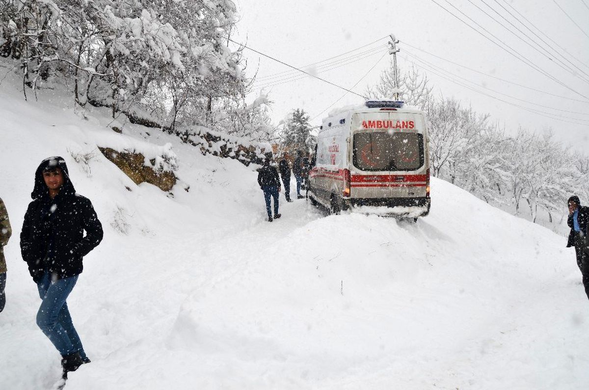 Hasta kurtarmaya giden ambulans kara saplandı